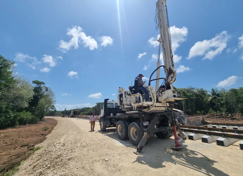 Tren Maya · camión perforador para cimentación de postes de catenaria junto a la vía