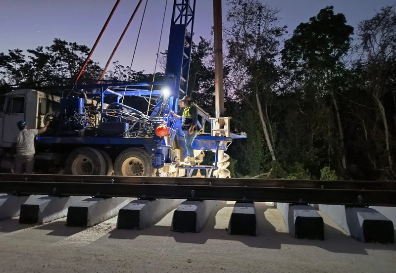 Tren Maya · trabajos nocturnos con camión perforador para cimentación de catenaria