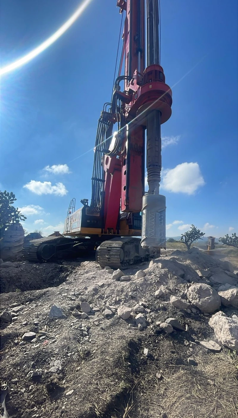 Pilas troncocónicas para CFE · Celaya · perforadora con herramienta de perforación en terreno rocoso