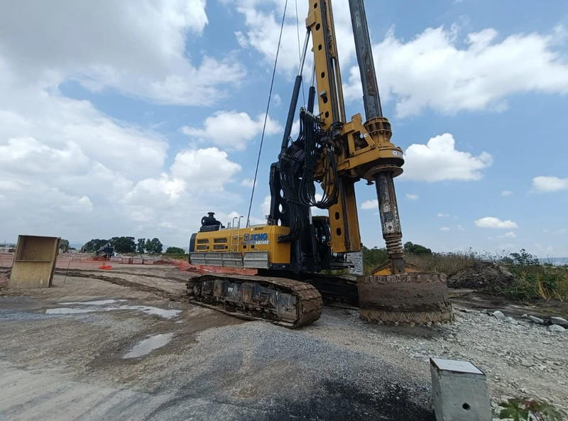 Pilas troncocónicas para CFE · Celaya · vista lateral de la perforadora y su herramienta de gran diámetro