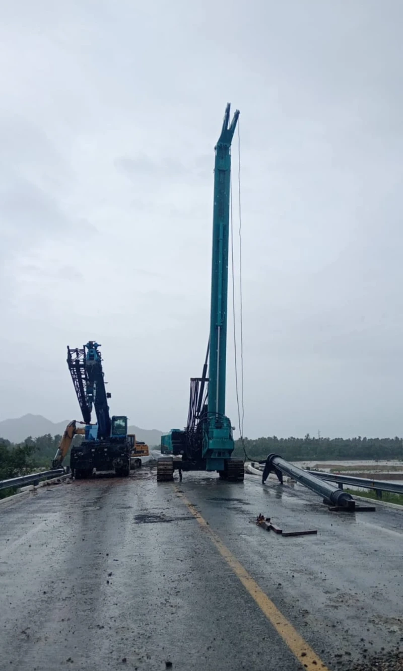Coyuca de Benítez · equipos sobre el puente