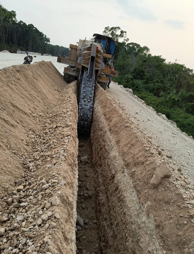 Zanjadora de espada abriendo la zanja en el frente del Tren Maya